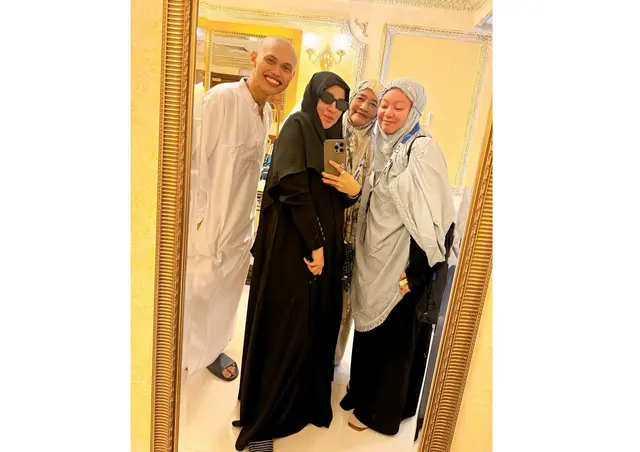 7 Potret Wanda Hara tampil dengan kepala plontos saat umrah, tuai pujian