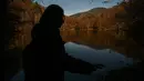 Pengunjung berjalan di Taman Nasional Yedigoller di distrik Bolu, pada 9 November 2021. Turki merupakan sebuah negara dengan tujuan wisata yang populer di musim gugur, diantaranya adalah Taman Nasional Yedigöller. (Ozan KOSE / AFP)
