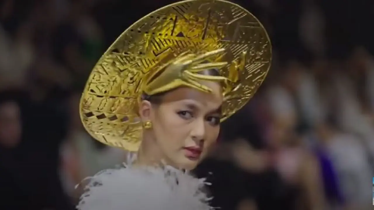 Penampilan Paula Veerhoeven saat di ajang Arab Fashion Week di Dubai (dok.YouTube/ Baby Kiano Tiger Wong)