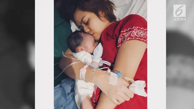 Setelah menunggu kontraksi selama sembilan setengah jam, akhirnya Mytha Lestari melahirkan bayi laki-laki. Mytha pun menjalani dua prosesi persalinan di Rumah Sakit Brawijaya, Jakarta Selatan, Rabu (2/8/2018) malam.