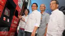 Menkominfo, Rudiantara (kedua kiri) menunjukkan alat bernama Online-to-Offline, Jakarta, (7/12). Fitur ini memungkinkan pelanggan mengambil, mengembalikan dan membayar barang yang dipesan online di lakukan secara offline. (Liputan6.com/Gempur M Surya)
