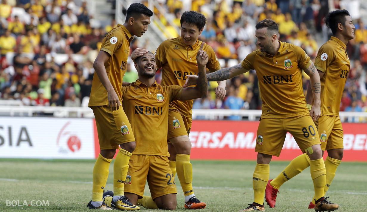 Selebrasi gol David Aparecido striker asal  Bhayangkara FC saat timnya melawan FC Tokyo dalam laga persahabatan di Stadion Utama Gelora Bung Karno, Senayan Jakarta pada Sabtu (27/1/2018).  (Bola.com/Peksi Cahyo)