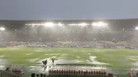 Stadion Manahan di Kota Solo tergenang air saat hujan membasahi laga PSIM Jogjakarta vs Bhayangkara FC pada final Pegadaian Liga 2 2024/2025, Rabu (26/2/2025) sore WIB. (Bola.com/Ana Dewi)