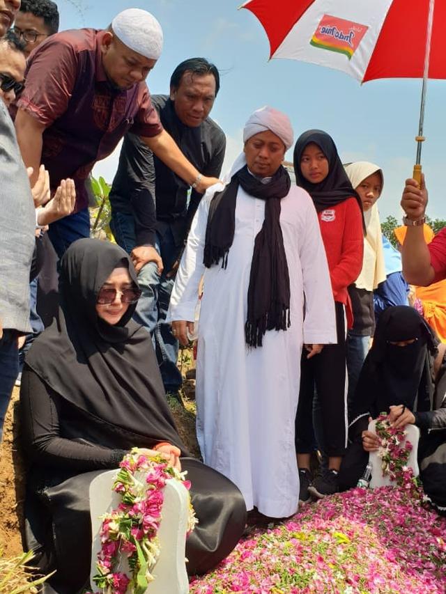 Suasana Duka dalam Pemakaman Ibunda Opick