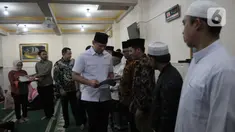 Menteri Agraria dan Tata Ruang/Kepala Badan Pertanahan Nasional, Agus Harimurti Yudhoyono (AHY) menyerahkan lima sertifikat waqaf masjid dan mushola di Masjid Sabilul Huda, Menteng Atas, Jakarta Selatan, Rabu (3/4/2024). (merdeka.com/Imam Buhori)