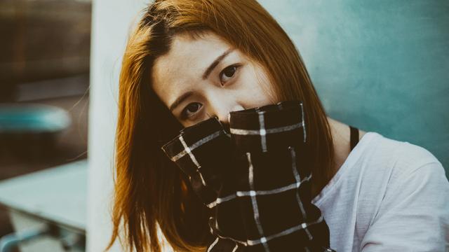 Ilustrasi perempuan pemalu