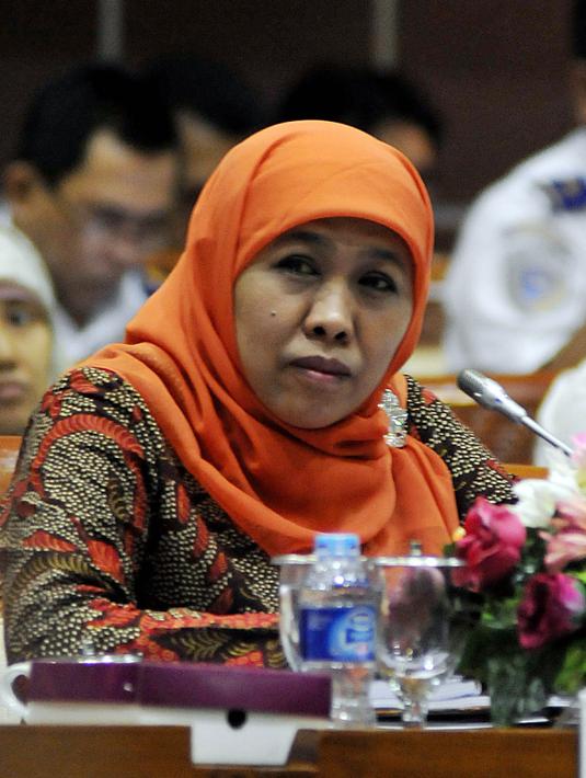 Mensos Khofifah Indar Parawansa mengikuti Rapat Kerja (Raker) dengan Komisi VIII DPR di Senayan, Jakarta, (20/1). Isi raker diantaranya pengesahan mekanisme, pembahasan RUU, Daftar Inventaris Masalah dan pembentukan Panja RUU. (Liputan6.com/JohanTallo)