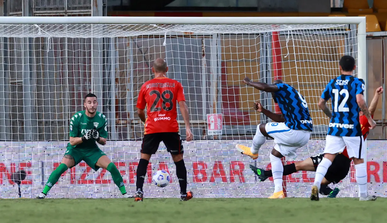 Penyerang Inter Milan, Romelu Lukaku (ketiga kanan) mencetak gol ke gawang Benevento pada laga giornata kedua Serie A di Stadio Ciro Vigorito, Rabu (30/9/2020). Inter Milan tanpa kesulitan berarti mencukur tim promosi Liga Italia Benevento 5-2. (Alessandro Garofalo/LaPresse via AP)