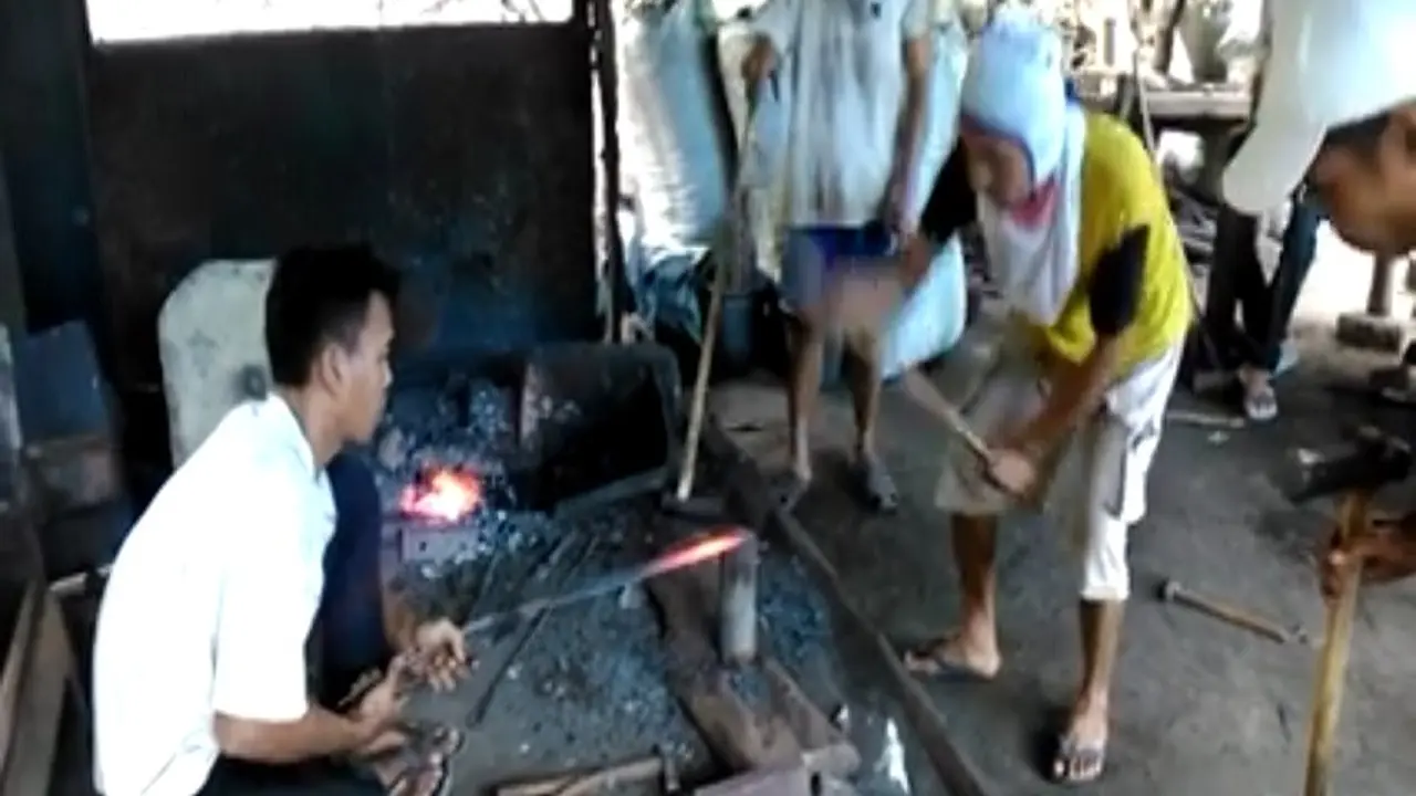 Masyarakat kampung pandai besi di Kabupaten Majene, Sulbar tampak sedang membuat keris jenis jambia (Liputan6.com/ Eka Hakim)