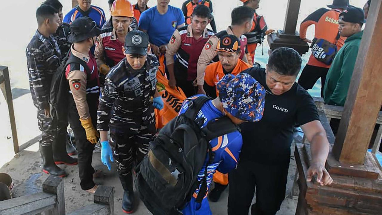 FOTO: Lanal Denpasar Evakuasi Korban Banjir Waduk Muara Nusa Dua, Lima Warga Tewas