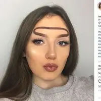 Tren makeup alis dengan bentuk melingkar yang heboh di social media. (Sumber foto: hannahdoesmakeup/instagram)