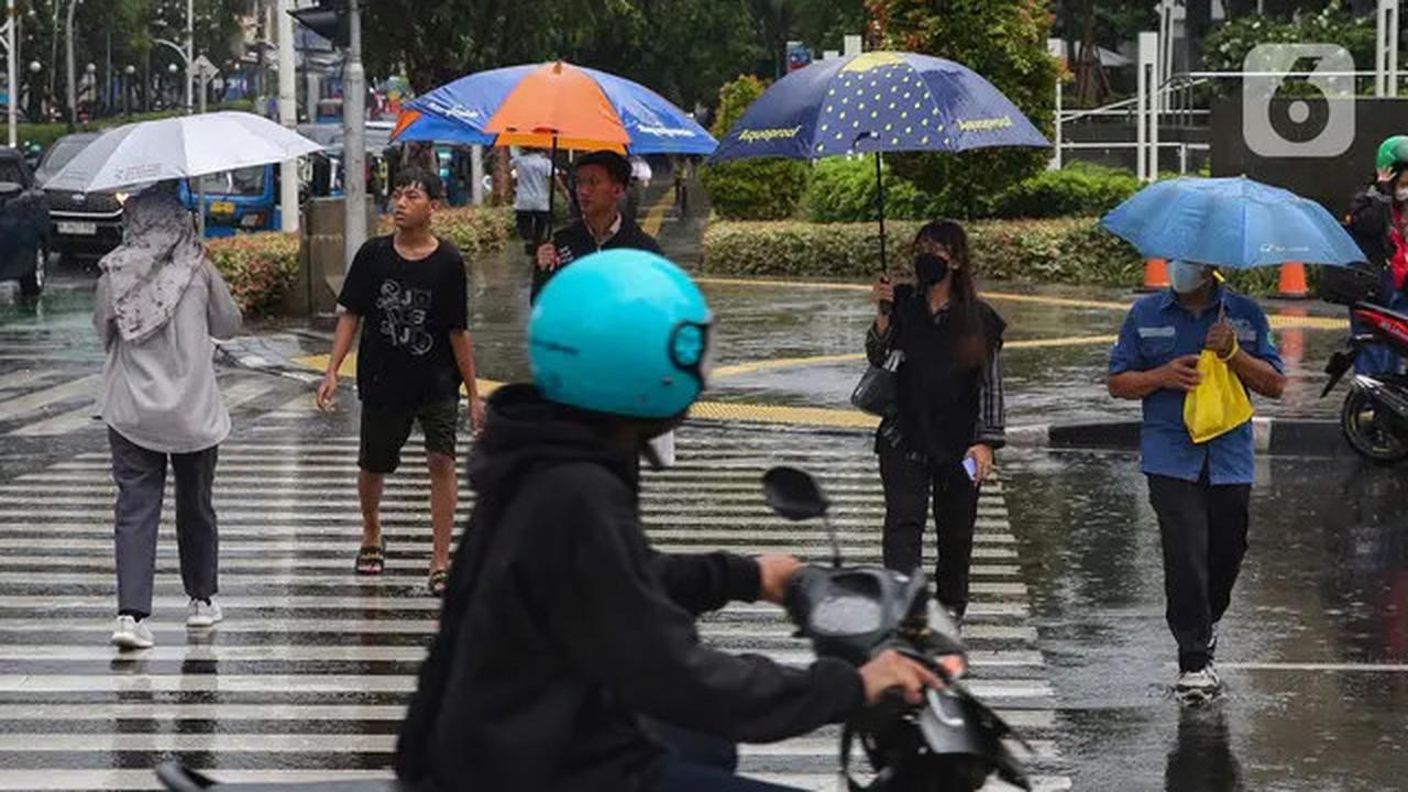 Musim Hujan, Berkah Tersendiri bagi Pengojek Payung