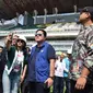 Ketua PSSI,&nbsp;Erick Thohir, Wakil Ketua PSSI Ratu Tisha, Menpora Dito Ariotedjo, dan Wali Kota Surabaya Eri Cahyadi meninjau kesiapan Stadion Gelora Bung Tomo, Surabaya&nbsp;yang akan menjadi lokasi opening Piala Dunia U-17 2023 pada 10 November 2023. (Bola.com/Aditya Wany)