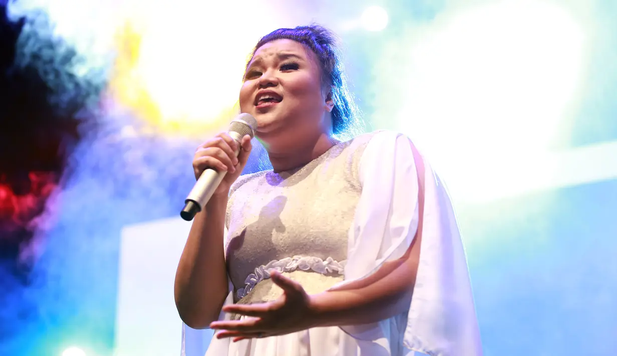 Shena Malsiana saat tampil di Ramadhan Jazz Festival 2016. (Deki Prayoga/Bintang.com)