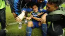 Penyerang Persib Bandung, Ferdinand Sinaga terduduk lemas usai mengalahkan Persipura Jayapura lewat adu penalti 5-3 di Stadion Gelora Sriwijaya, Palembang, (7/11/2014). (Liputan6.com/Helmi Fithriansyah)