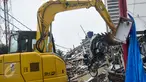 Alat berat mengangkat sebuah motor yang hancur tertimpa puing bangunan PHD, Kota Bekasi, Minggu (23/10). Satu unit eskavator milik Dinas Bina Marga dan Tata Air (Disbimarta) Kota Bekasi dipinjamkan ke lokasi ledakan. (Liputan6.com/Yoppy Renato)