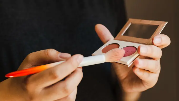 Rahasia Makeup Mata Natural: Cara Memilih Palette Eyeshadow Netral untuk Pemula [Dok/freepik.com]