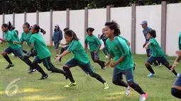Pemain Timnas Putri Indonesia U-15 melakukan pemanasan jelang latihan di Lapangan GOR Sunter, Jakarta, Kamis (4/5). Latihan ini persiapan mengikuti ajang Piala AFF U-15 putri 2017 di Laos, 7-20 Mei mendatang. (Liputan6.com/Helmi Fithriansyah)