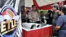 Polisi menyosialisasikan sistem Electronic Traffic Law Enforcement (ETLE) kepada warga di kawasan Bundaran HI, Jakarta, Minggu (25/11). Bukti tilang akan dikirimkan ke kediaman masing-masing pelanggar. (Merdeka.com/Iqbal Nugroho)