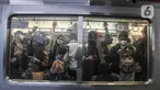 Pekerja menggunakan KRL saat jam pulang di Stasiun Manggarai, Jakarta, Senin (27/12/2021). Pemprov DKI resmi menetapkan upah minimum provinsi (UMP) 2022 naik 5,1 persen atau menjadi Rp4.641.854. (merdeka.com/Iqbal S Nugroho)