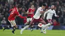 Aston Villa pun tak tinggal dia. Beberapa kali serangannya sangat membahayakan gawang Setan Merah. (AP/Jon Super)