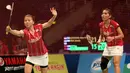 Aksi Greysia Polii/Nitya Krishinda di babak perempat fnal Indonesia Open 2015. (Peksi Cahyo/Bola.com)