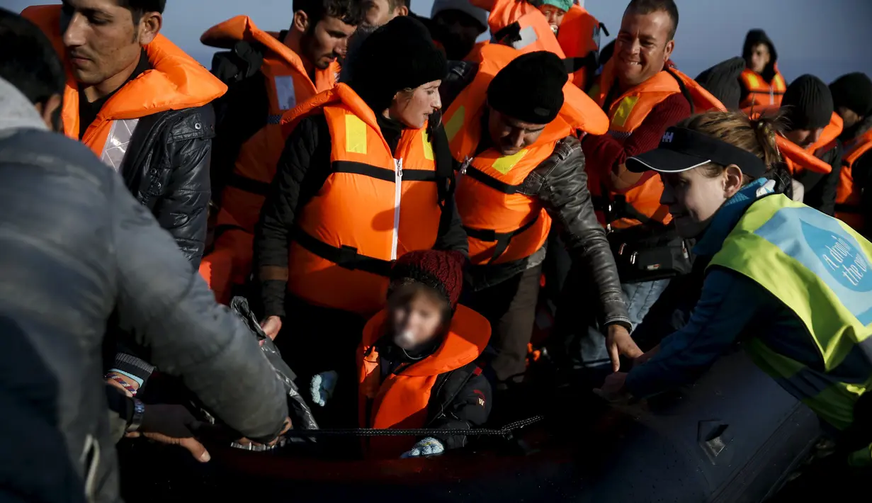 Puluhan imigran dan Pengungsi dari Suriah saat tiba di pulau Lesbos, Yunani, Senin (9/11). Sejak tahun 2015 lebih dari 590.000 imigran menyeberang ke Yunani akibat perang yang terjadi di Suriah. (REUTERS/Alkis Konstantinidis)