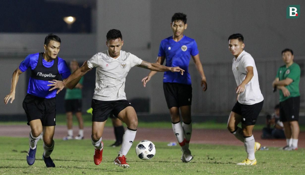 Pemain Timnas Indonesia, Osvaldo Haay (kedua kiri) berebut bola dengan Rachmat Irianto, saat latihan di Stadion Madya, Jakarta, Selasa (11/5/2021). Latihan tersebut untuk persiapan jelang Kualifikasi Piala Dunia 2022 Zona Asia. (Foto: Bola.com/M Iqbal Ichsan)