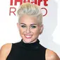 Miley Cyrus memotong rambutnya menjadi cepak.