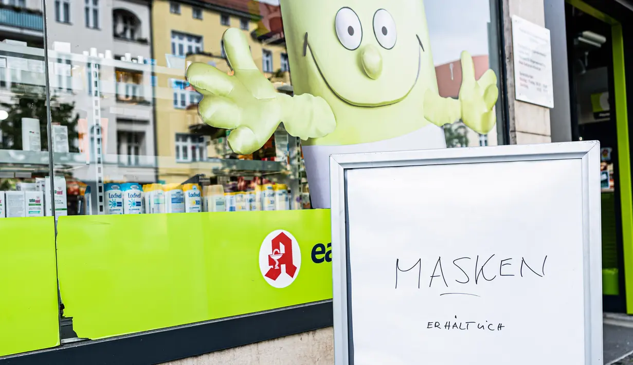 Papan bertuliskan "masker tersedia" terlihat di luar apotek di Berlin pada 29 April 2020. Berlin mewajibkan penggunaan masker di seluruh gerai usaha pada Rabu (29/4), sementara kewajiban mengenakan masker sudah diberlakukan di seluruh moda transportasi publik sejak Senin (27/4). (Xinhua/Binh Truong