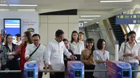 Jokowi, Ari Lasso, dan Yuni Shara saat jajal LRT bareng. (Sumber via Twitter @JukiHoki)