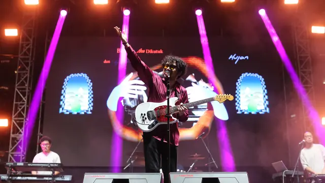 Kunto Aji di panggung KapanLagi Buka Bareng BRI Festival 2024, Sabtu (23/3/2024). [Foto: Adrian Putra/Fimela]