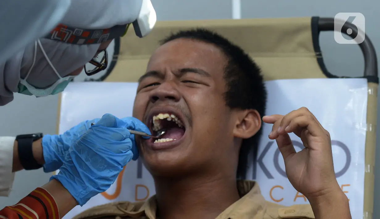 Seorang pria menjalani pemeriksaan kesehatan gigi saat berlangsung layanan gratis di Stasiun MRT Bundaran HI, Jakarta, Rabu (4/12/2019). Pemeriksaan tersebut untuk penyandang disabilitas yang menjadi penumpang MRT serta edukasi cara merawat gigi yang benar. (merdeka.com/Imam Buhori)
