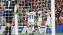 Pemain Real Madrid, Jude Bellingham, melakukan selebrasi setelah mencetak gol ke gawang Athletic Bilbao pada laga pekan ke-1 La Liga 2023/2024 di Stadion San Mames, Minggu (13/8/2023). Los Blancos menang dengan skor 2-0. (AP Photo/Alvaro Barrientos)