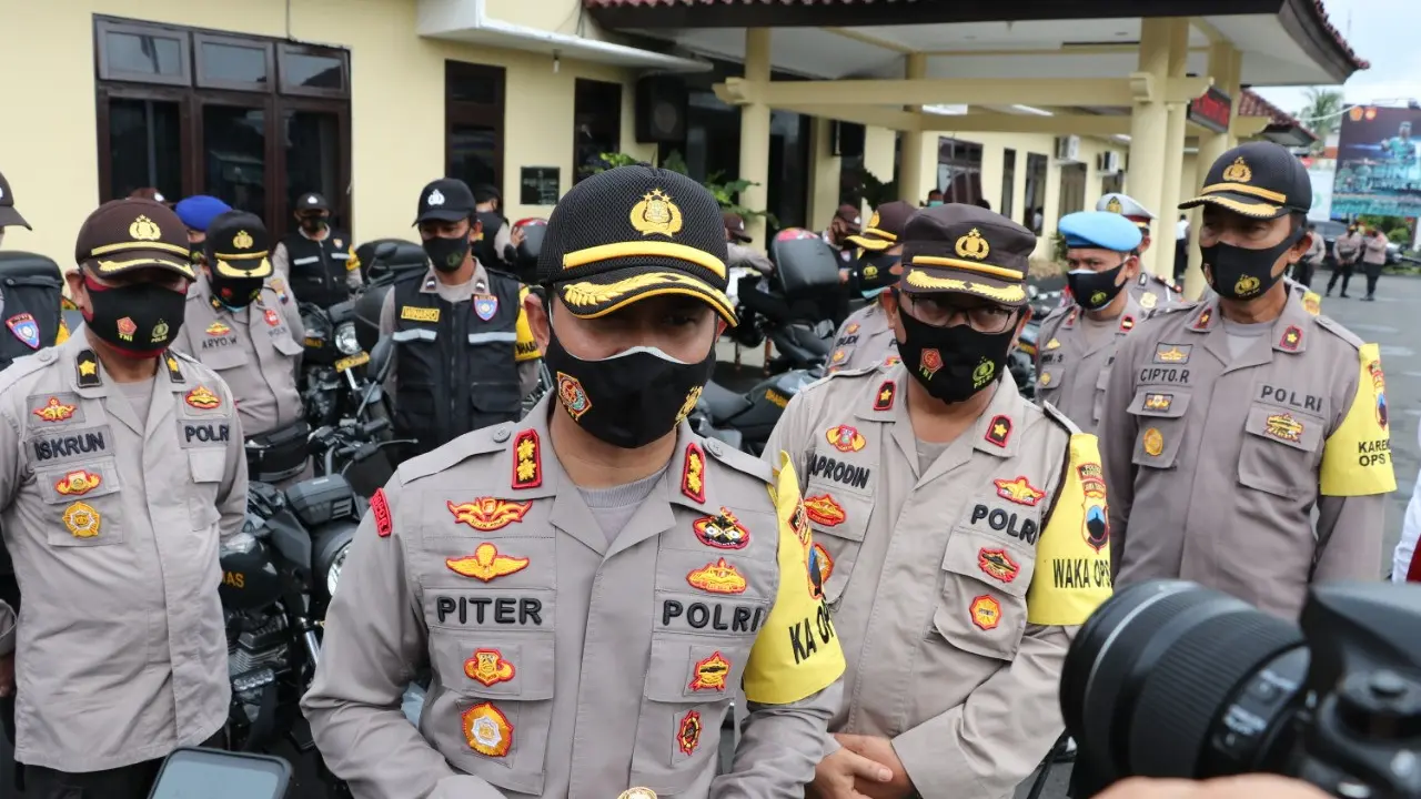Kapolres Kebumen, AKBP Piter Yanottama memerintahkan anggotanya untuk menindak tegas penyala petasan dan pelanggar prokes pencegahan Covid-19 pada malam tahun baru. (Foto: Liputan6.com/Polres Kebumen)