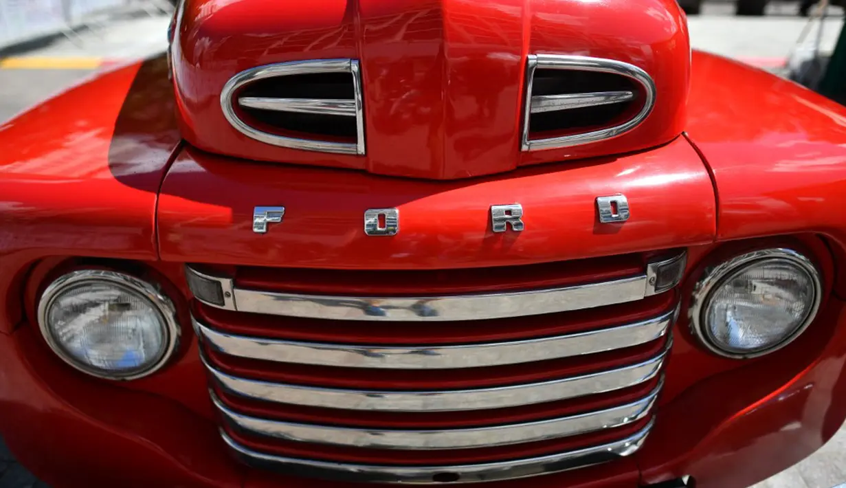 Mobil Ford antik terlihat di Classic Car Boot Sale, London, Inggris, 7 Agustus 2021. Pedagang barang antik, pecinta preloved fashion, kendaraan klasik, dan jajanan kaki lima berkumpul dalam Classic Car Boot Sale di London. (JUSTIN TALLIS/AFP)