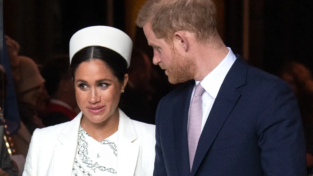 Gaya Kembar Victoria Beckham dan Meghan Markle dengan Gaun Putih Bermotif, Lebih Cantik Siapa?