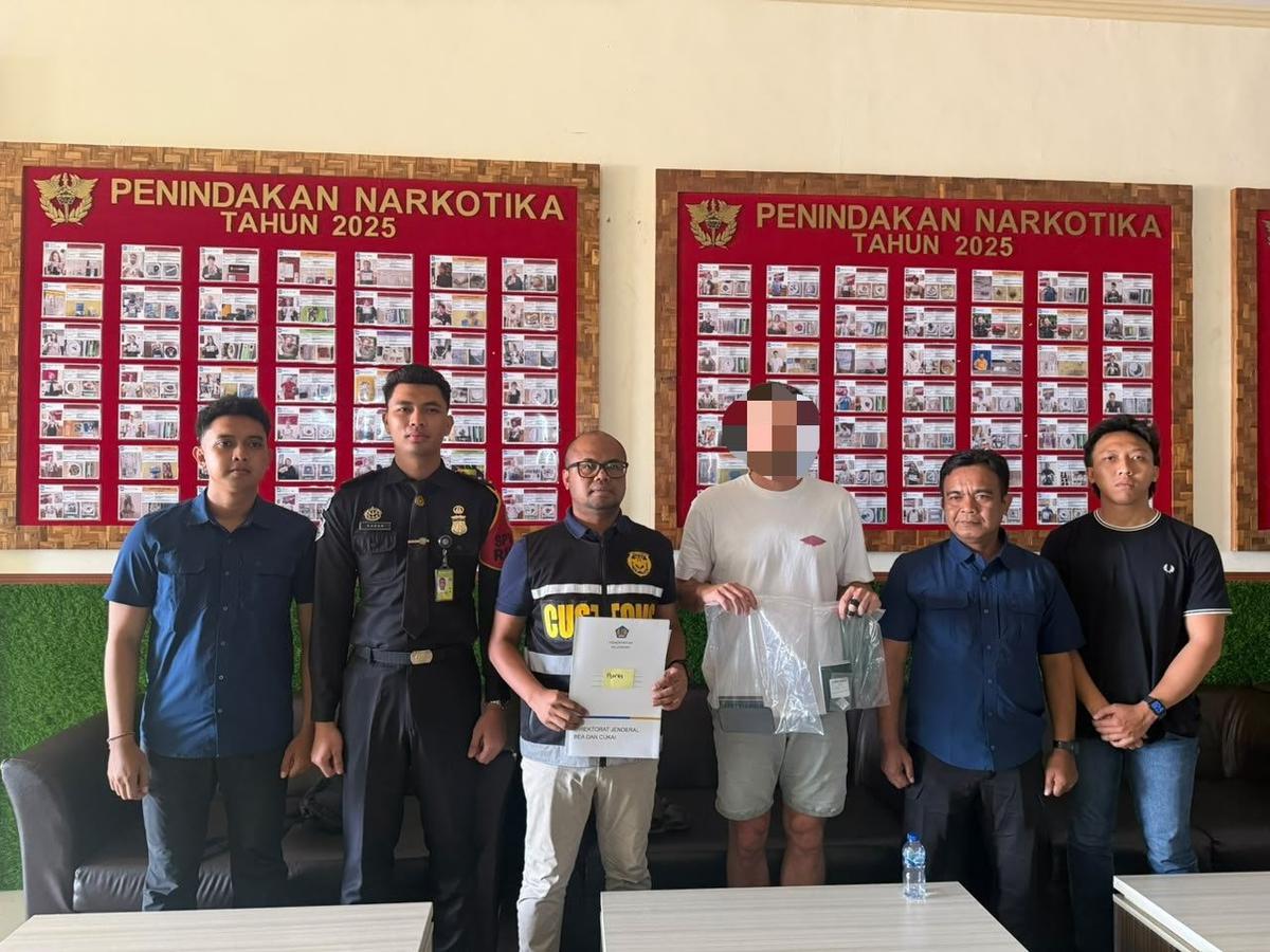 Penangkapan bule Irlandia di Bandara I Gusti Ngurah Rai, Bali. (dokumentasi Imigrasi Ngurah Rai Bali).