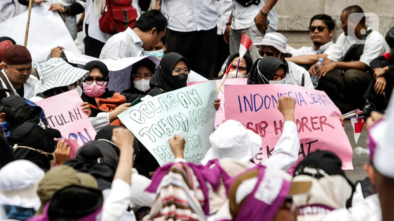 Aksi Demo Honorer Lintas Profesi di Depan DPR