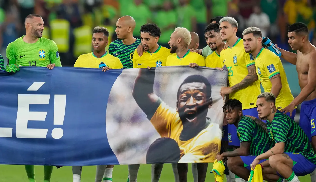Para pemain Brasil membentangkan spanduk dukungan untuk Pele yang sedang sakit pada akhir pertandingan sepak bola babak 16 besar Piala Dunia 2022 antara Brasil dan Korea Selatan di Stadium 974, Doha, Qatar, 5 Desember 2022. (AP Photo/Andre Penner)