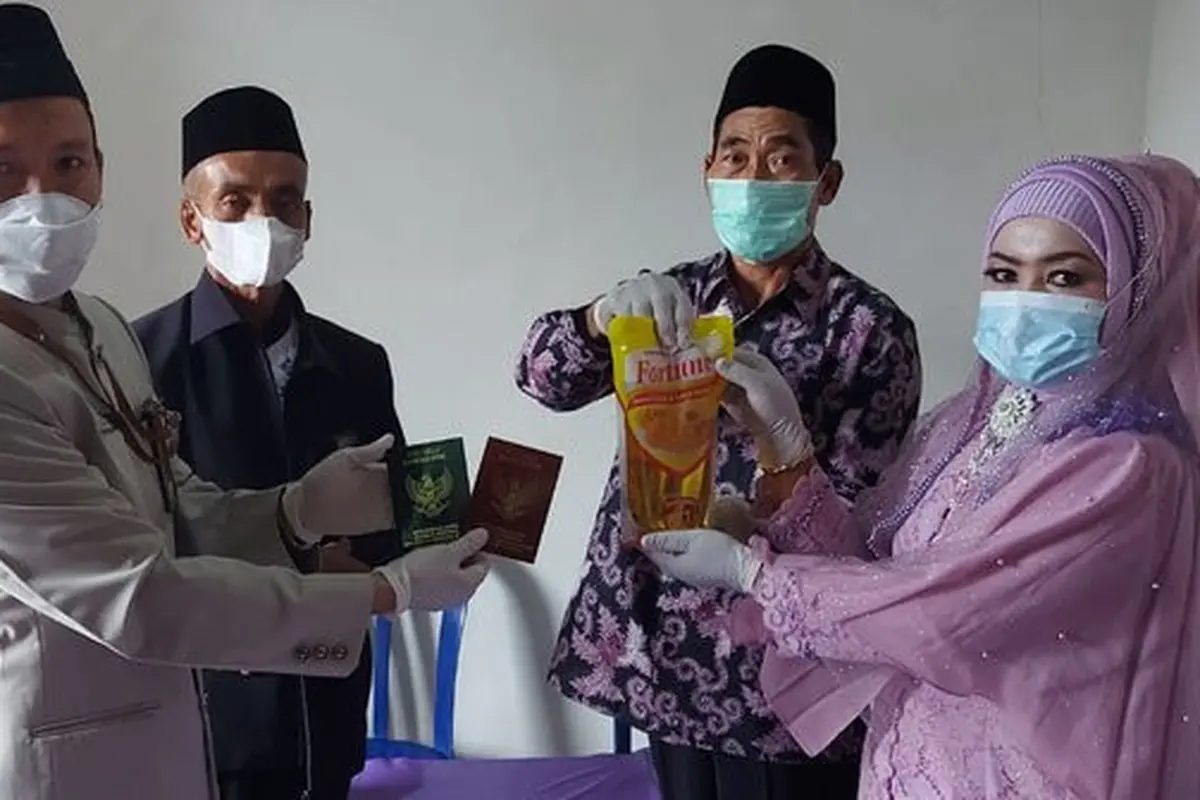 Pasangan di Ponorogo menikah dengan Mas kawin minyak goreng. (Merdeka.com)