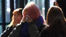 Kesedihan sejumlah fans saat datang memberikan penghormatan kepada Jonghyun SHINee di rumah duka Seoul Asan Hospital, Selasa (19/12). Ratuhan fans tampak memenuhi tempat persemayaman Jonghyun SHINee dengan isakan tangis. (JUNG Yeon-Je / AFP)