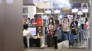 Penumpang melakukan "check-in" di Terminal 3 Bandara Internasional Soekarno Hatta, Banten, Selasa (1/3/2022). Mulai hari ini pemerintah memberlakukan aturan karantina selama tiga hari bagi Pelaku Perjalanan Luar Negeri (PPLN) yang sudah vaksinasi lengkap dan booster. (Liputan6.com/Angga Yuniar)