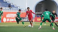 Gelandang Timnas Indonesia U-20, Achmad Maulana Syarif membawa bola dari kawalan para pemain Irak selama pertandingan Piala Asia U-20 di Stadion Lokomotiv, Rabu (1/3/2023). Timnas Indonesia kalah 0-1 dari Irak. (Foto:Dok PSSI)