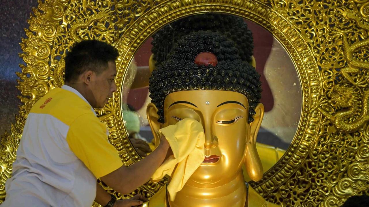 FOTO: Ritual Pembersihan Patung Buddha Jelang Imlek 2026