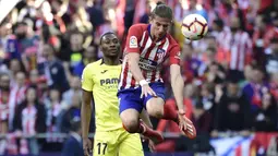 Bek Atletico Madrid, Filipe Luis (depan) melompat menyundul bola di depan striker Villarreal, Karl Toko Ekambi pada laga Liga Spanyol 2018/2019 di Wanda Metropolitano Stadium, Madrid (24/2/2019). Filipe Luis hanya semusim membela Chelsea pada 2014/2015 usai didatangkan dari Atletico Madrid. Pada 2015/2016 Chelsea memulangkan Filipe Luis ke Atletico Madrid dengan nilai transfer 16 juta euro. Saat ini Filipe Luis tengah membela Flamengo setelah dilepas Atletico Madrid pada 2019/2020. (AFP/Javier Soriano)