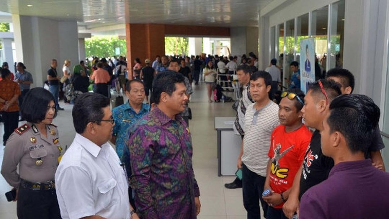 Wagub Bali tengok ribuan penumpang terlantar di Bandara Ngurah Rai