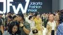 Penampilan Iriana Jokowi dan Kahiyang Ayu tentu tak luput perhatian. Keduanya tampil elegan mengenakan busana etnik modern. [Fimela/Bambang E. Ros]