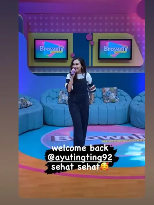 Sempat sakit, Ayu Ting Ting sudah kembali bersemangat. Bahkan kehadiran Ayu Ting Ting disambut oleh penonton, para host dan homeband di acara variety entertainment talkshow tersebut. Merupakan pedangdut ternama Tanah Air, Ayu Ting Ting hibur penonton dengan suara merdunya sebelum mulai acara. Penampilannya yang stylish bak ABG juga tak lepas dari perhatian warganet. (Liputan6.com/IG/@ayutingting92)