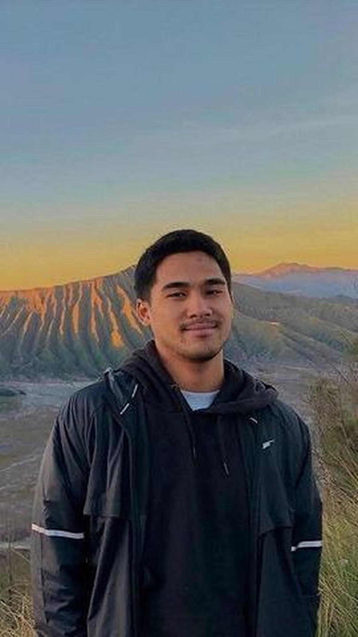 Omar meraih gelar S-1 di jurusan Akuntansi dari Universitas Indonesia (UI). Ia lalu melanjutkan studinya di Australia dan berhasil meraih gelar Bachelor&rsquo;s Degree in Accounting and Finance pada tahun 2018.